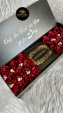 (ارسال رایگان)باکس چوبی با کیفیت همراه گل ربانی قرمز جاودان هدیه ای شیک و مجلسی| با متن طلایی انتخابیویژه ولنتاین