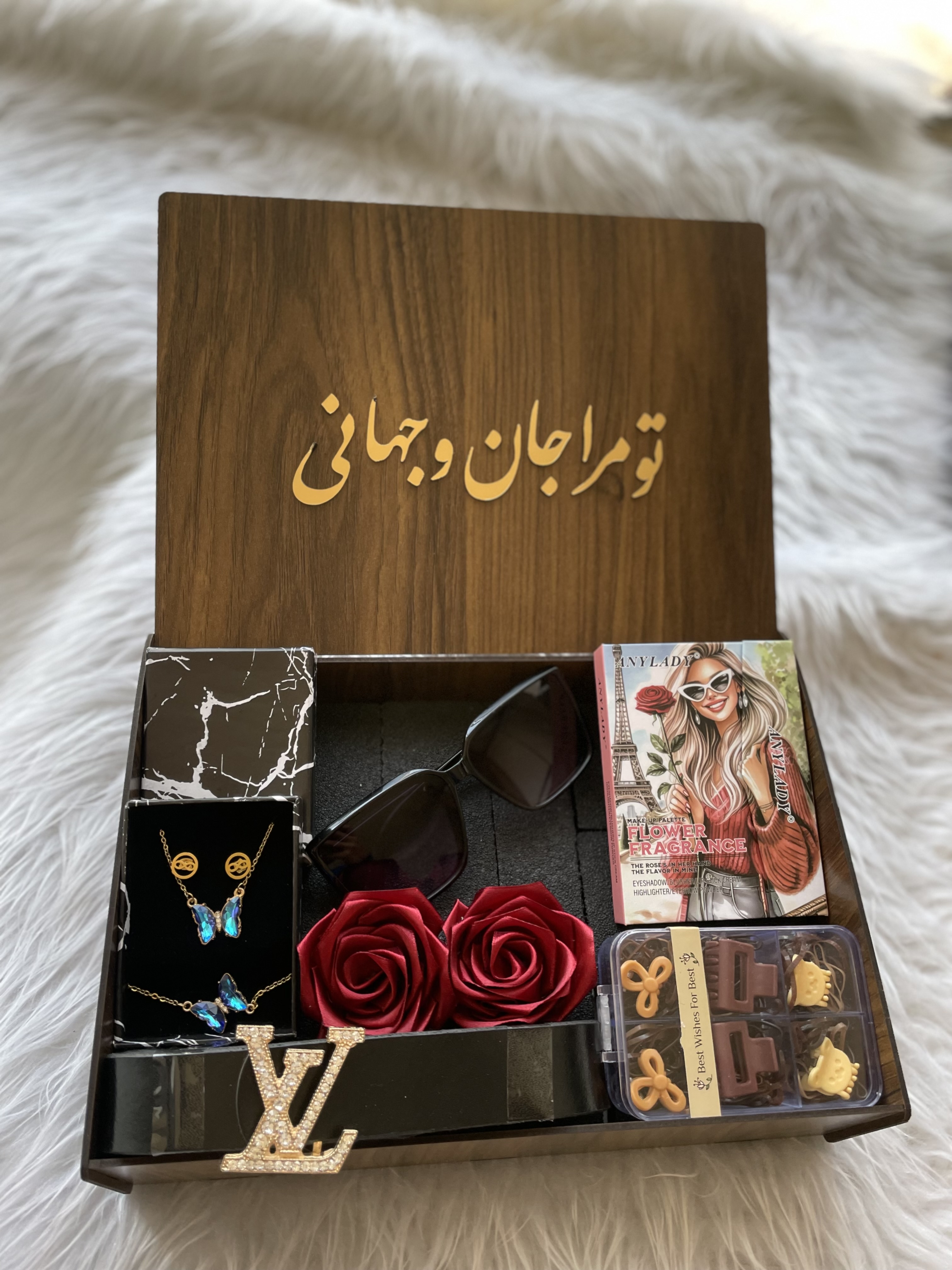 (ارسال رایگان) باکس هدیه زنانه و دخترانه لاکچری/سایه|عینک|نیم ست|کمربند|پک کش مو|باکس چوبی کادو ولنتاین ۳۱