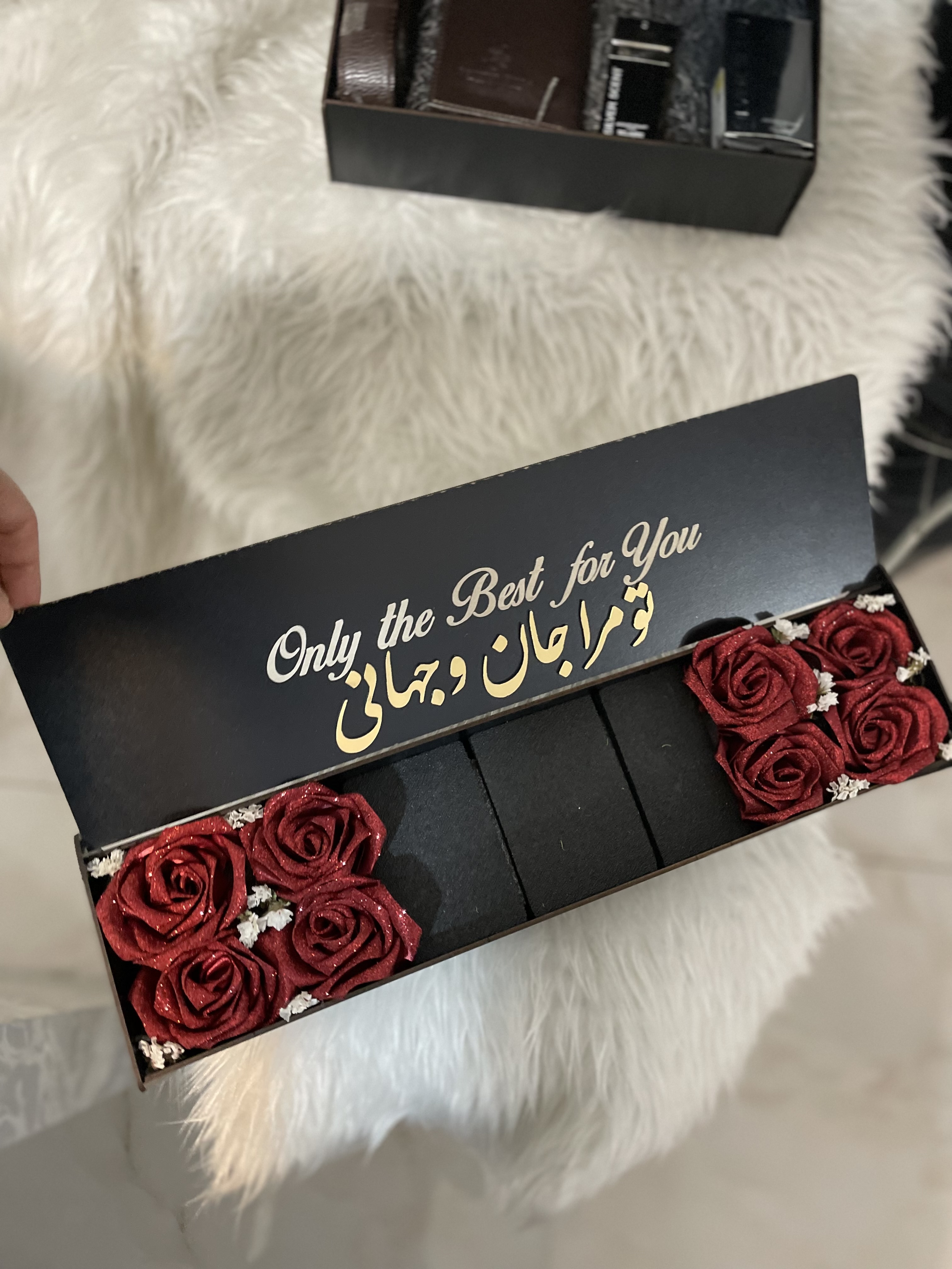 باکس چوبی گل ۸ عددی قرمز هدیه‌ای شیک و ماندگار با متن طلایی