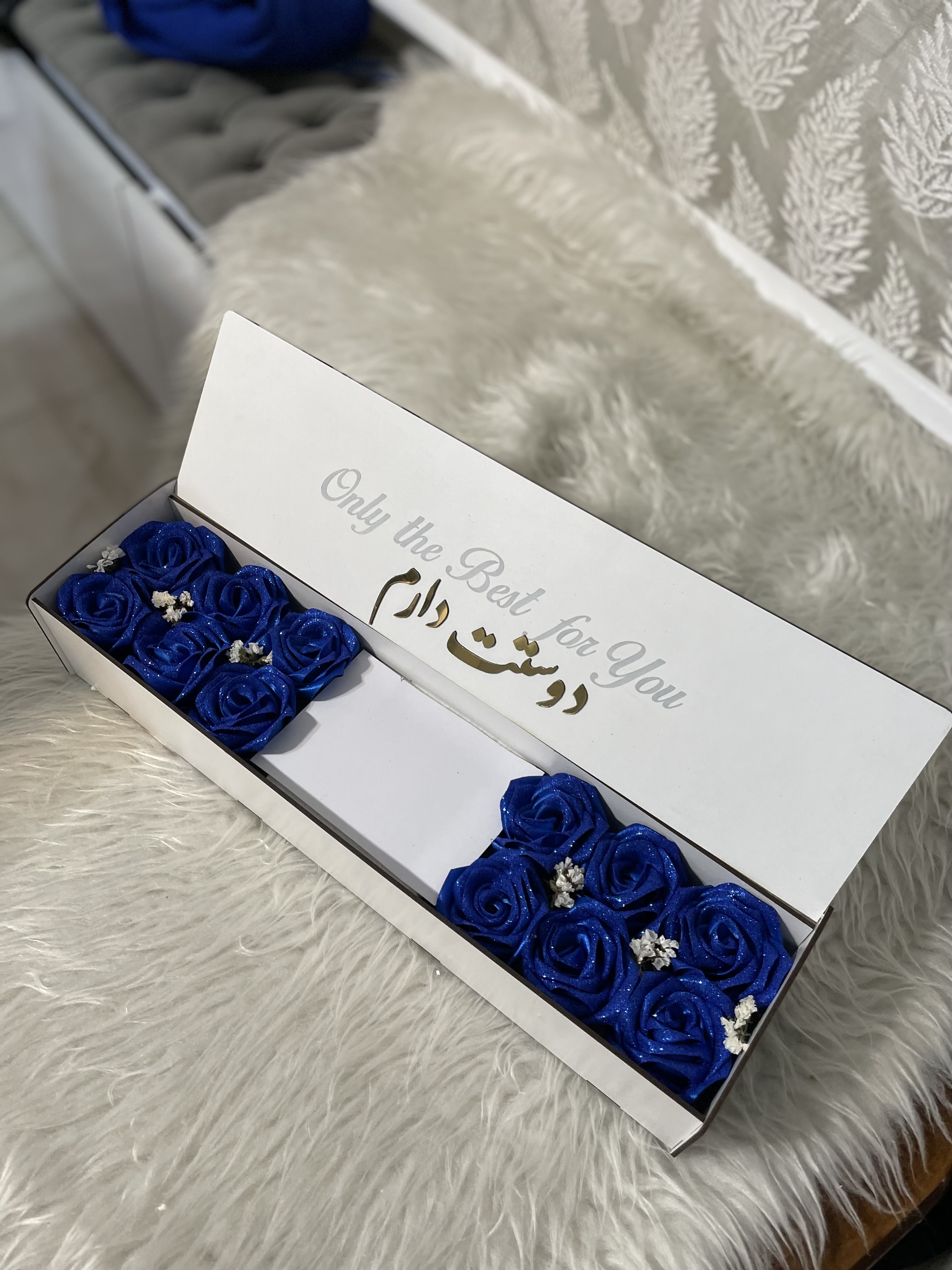 باکس چوبی گل ۱۲ عددی آبی کاربنی هدیه‌ای شیک و ماندگار با متن طلایی