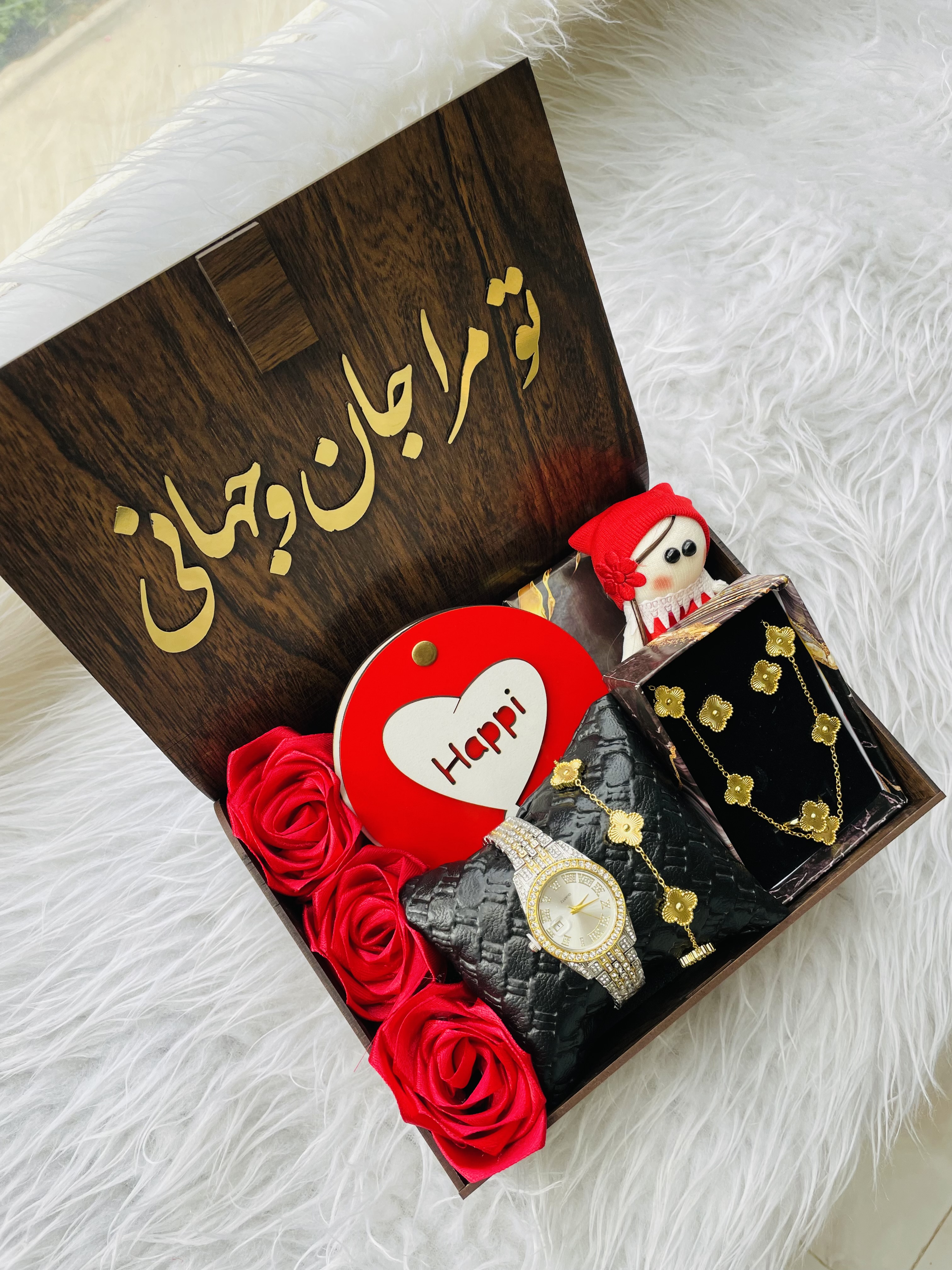 پک هدیه زنانه و دخترانه باکس چوبی شیک ساعت و سرویس ترند ونکلیف طلایی