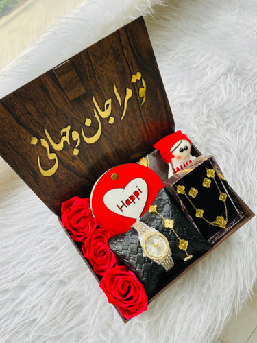 پک هدیه زنانه و دخترانه باکس چوبی شیک ساعت و سرویس ترند ونکلیف طلایی
