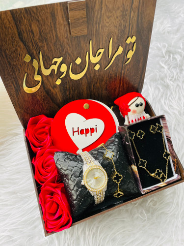 پک هدیه زنانه و دخترانه باکس چوبی شیک ساعت و سرویس ترند ونکلیف طلایی مشکی