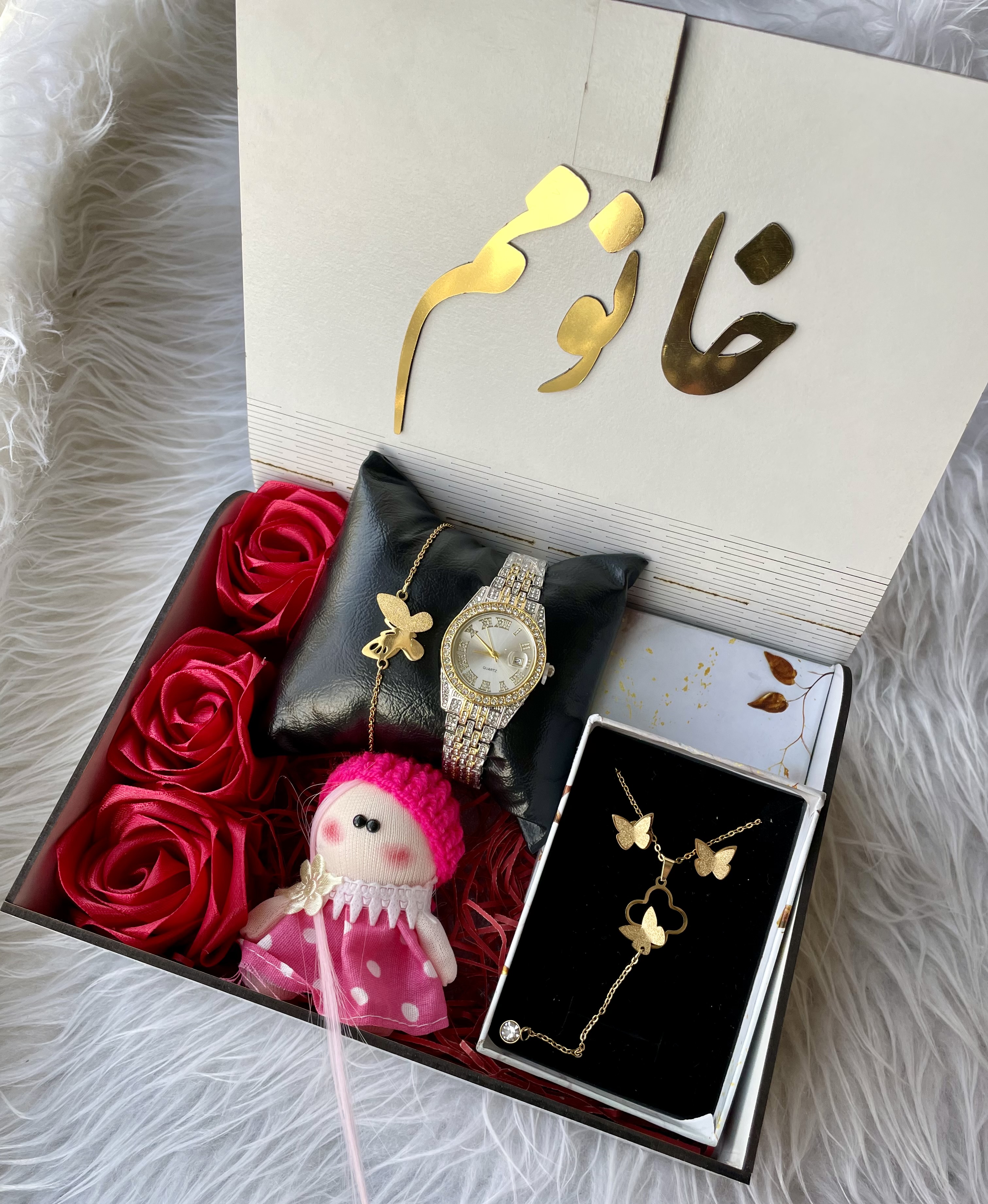 باکس هدیه زنانه و دخترانه  ساعت نگینی و نیم ست پروانه ای شیک باکس چوبی با متن