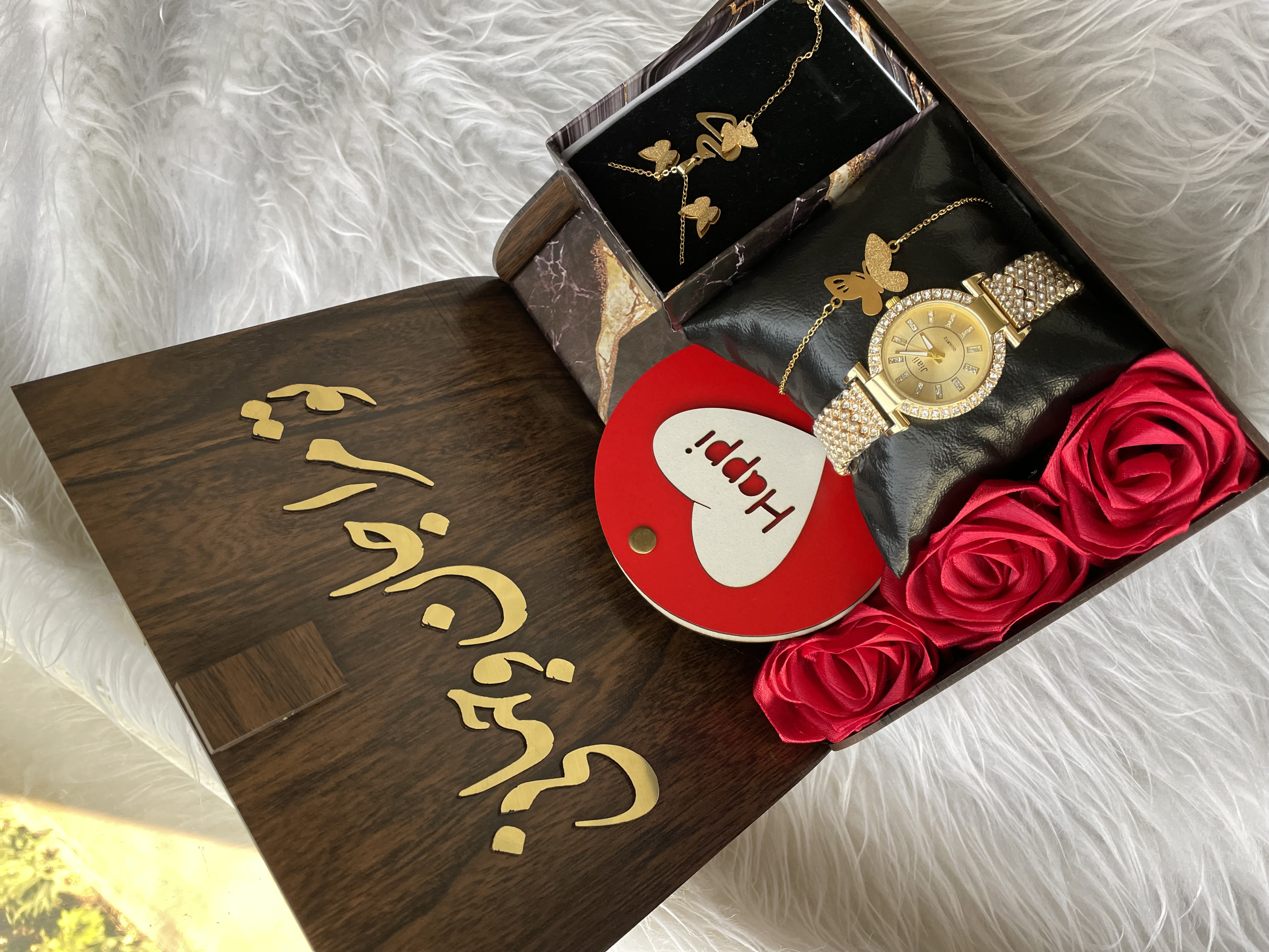 پک هدیه زنانه و دخترانه  ساعت نگینی و نیم ست پروانه ای شیک باکس چوبی با متن